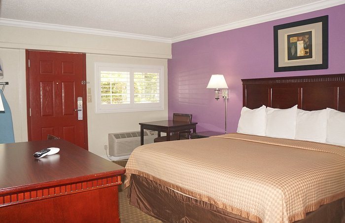 Americas Best Value Inn Fresno Downtown — Guest room