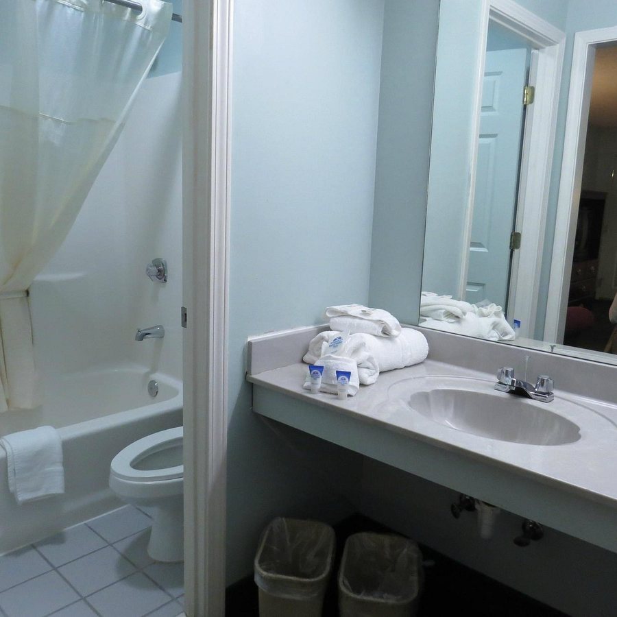 Americas Best Value Inn Ft Myers — Bathroom