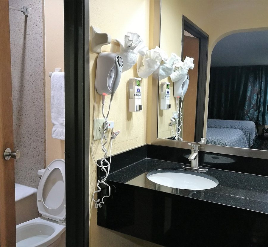 Americas Best Value Inn Ft Worth — Bathroom