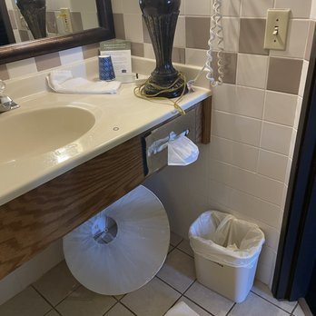 Americas Best Value Inn Garden City Garden City Kansas — Bathroom