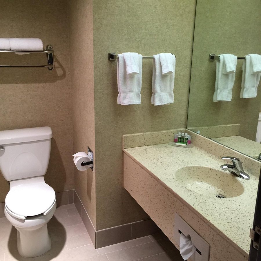 Americas Best Value Inn Hinckley — Bathroom