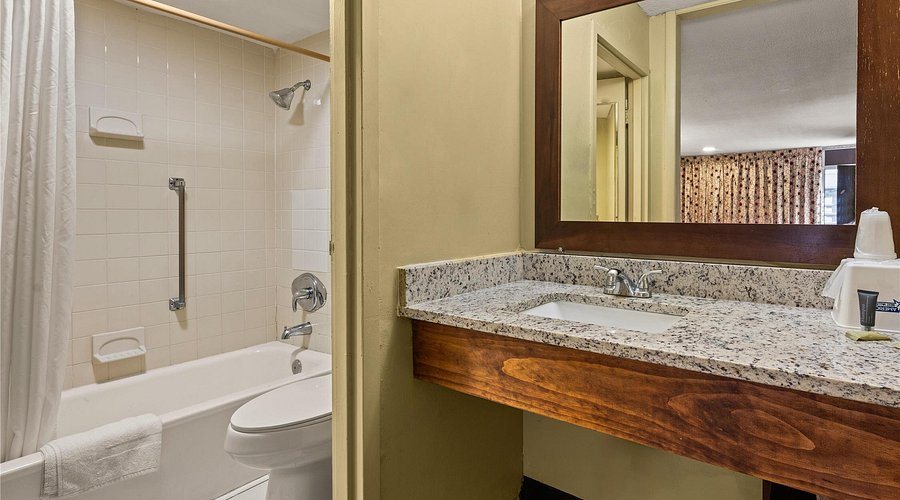 Americas Best Value Inn Historic Clewiston Inn — Bathroom