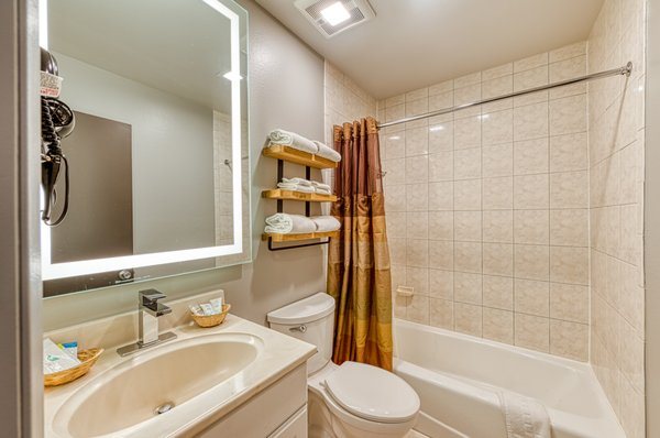 Americas Best Value Inn Hollywood Los Angeles Los Angeles California — Bathroom