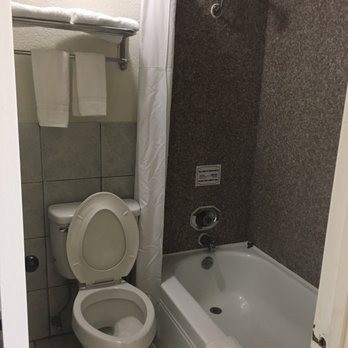 Americas Best Value Inn Houston at FM 1960 I 45 — Bathroom