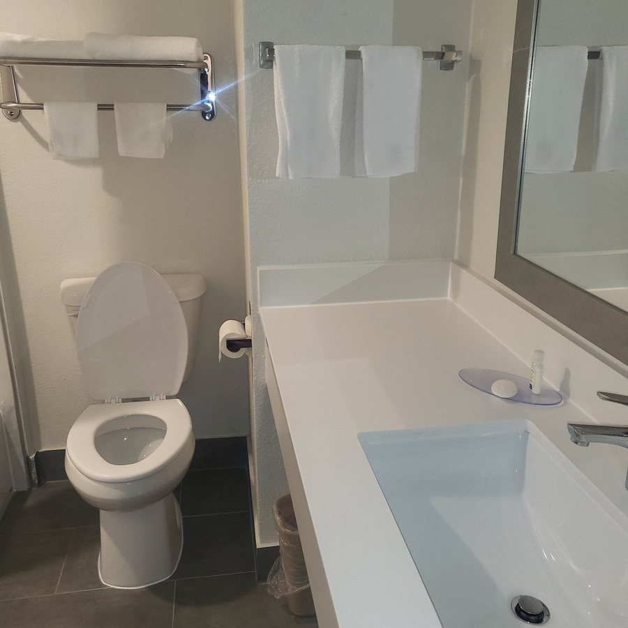 Americas Best Value Inn Houston Hobby Airport — Bathroom