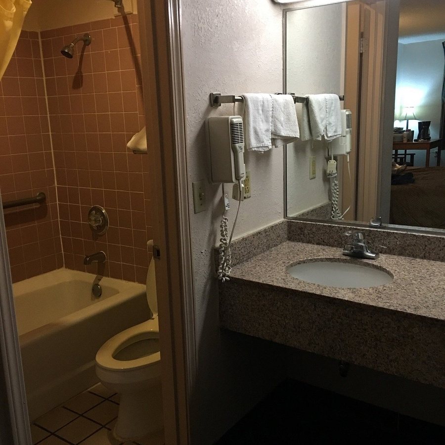 Americas Best Value Inn Kadoka — Bathroom