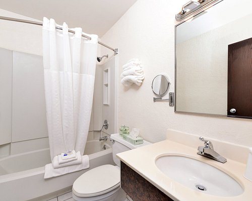 Americas Best Value Inn Kalispell — Bathroom