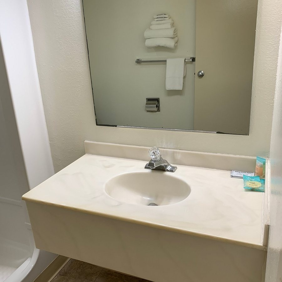 Americas Best Value Inn Lake City — Bathroom