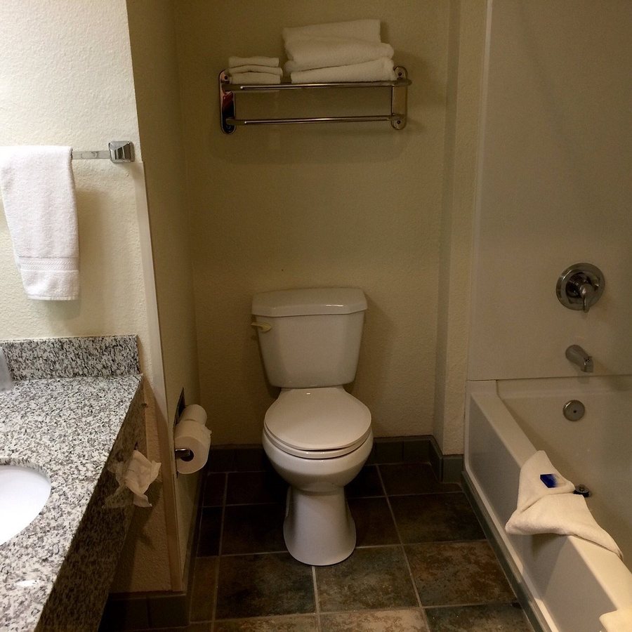 Americas Best Value Inn Los Banos — Bathroom