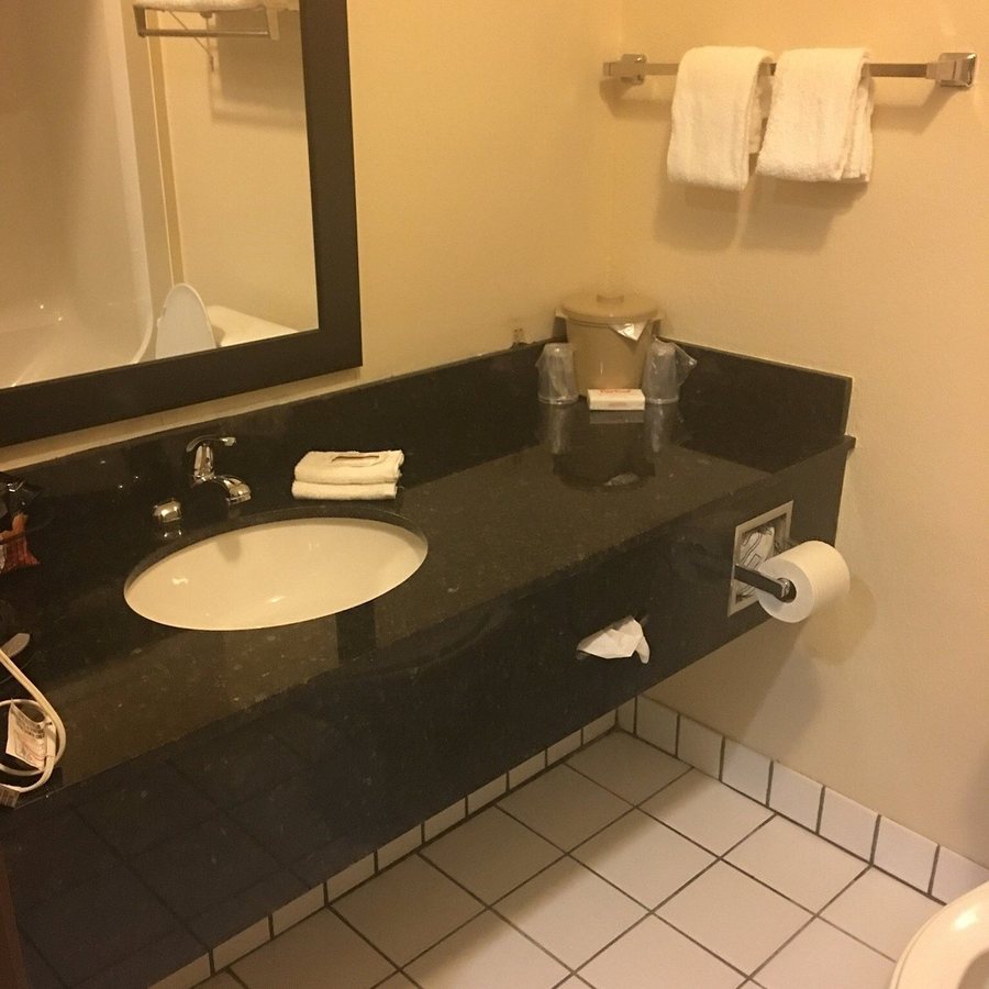 Americas Best Value Inn Louisville — Bathroom