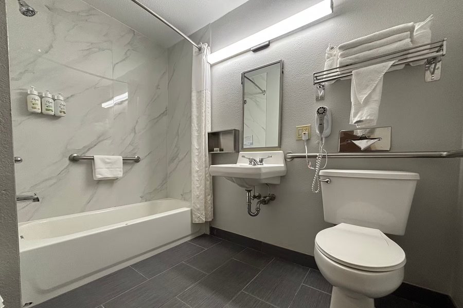 Americas Best Value Inn Marion IL — Bathroom