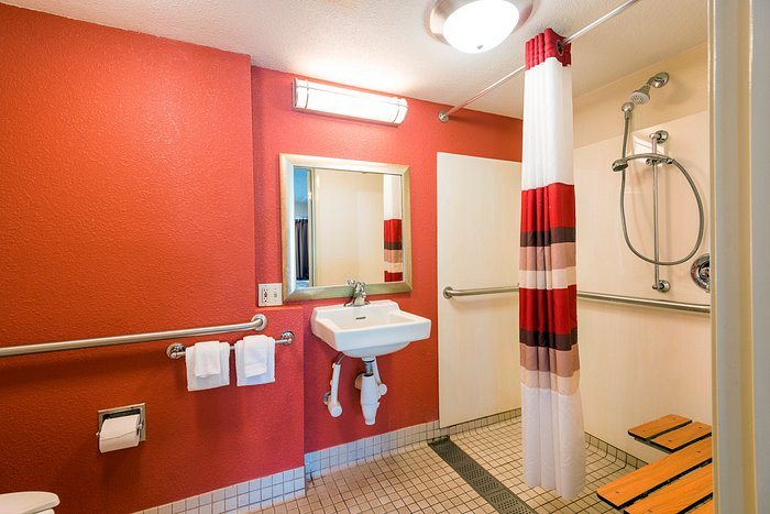 Americas Best Value Inn Rockford Rockford Illinois — Bathroom