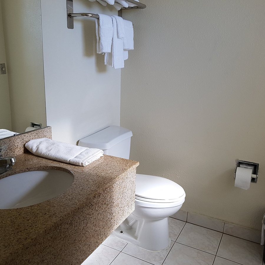 Americas Best Value Inn Sandpoint — Bathroom