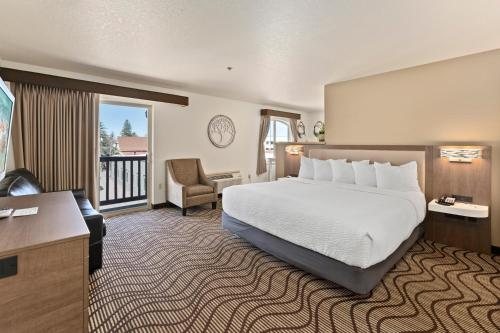 Americas Best Value Inn Sandpoint — Guest room
