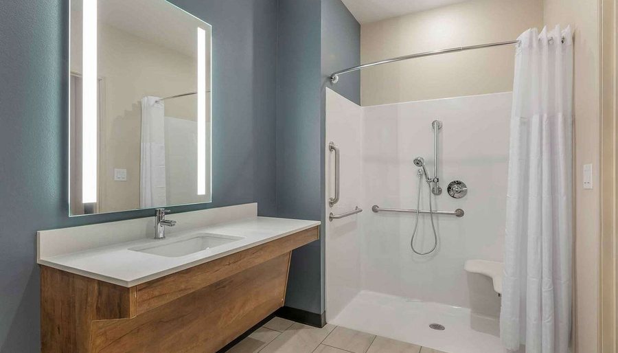 Americas Best Value Inn Sparks — Bathroom