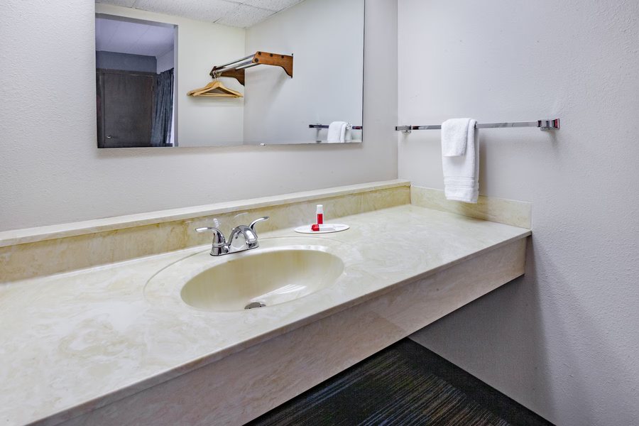 Americas Best Value Inn St Ignace — Bathroom