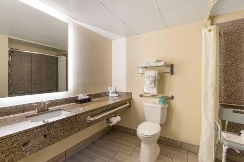 Americas Best Value Inn St Louis Downtown — Bathroom