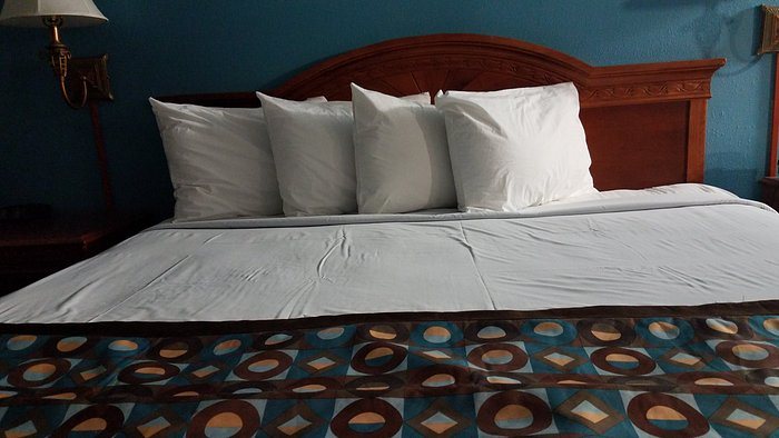 Americas Best Value Inn St Louis Downtown — Guest room