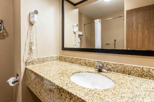 Americas Best Value Inn Suites Clarksdale Clarksdale Mississippi — Bathroom