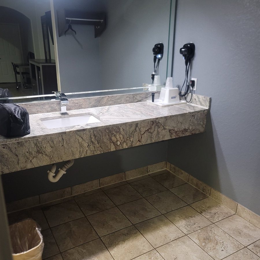 Americas Best Value Inn Suites Houston at Hwy 6 — Bathroom