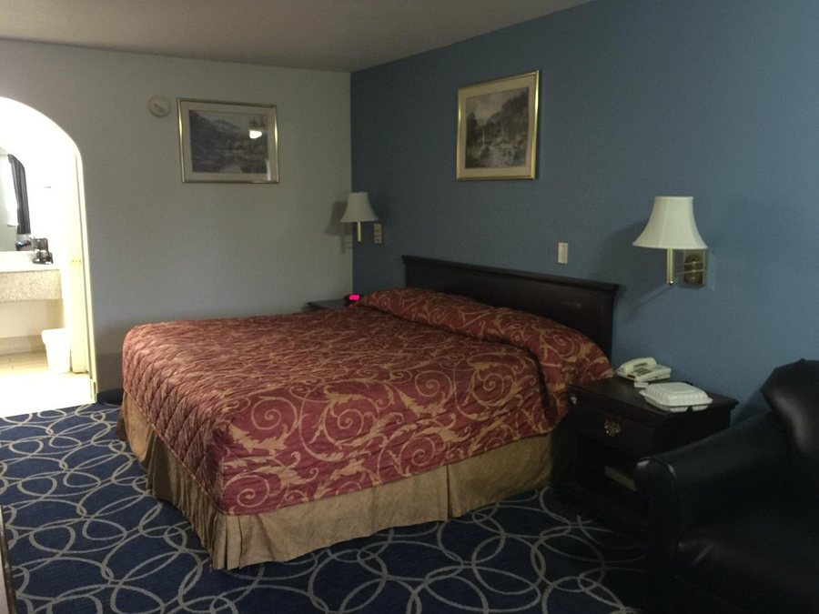 Americas Best Value Inn Suites Houston at Hwy 6 — Guest room