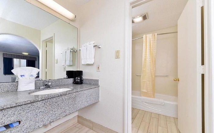 Americas Best Value Inn Suites Houston NE — Bathroom