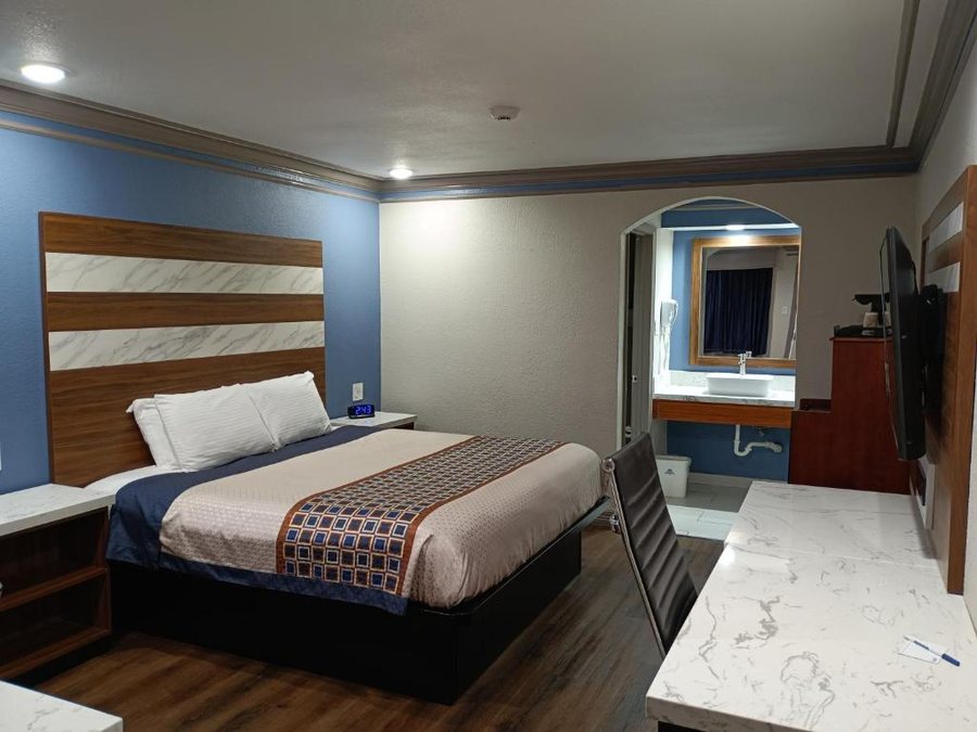 Americas Best Value Inn Suites Houston NE — Guest room