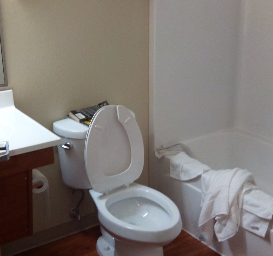 Americas Best Value Inn Suites Kansas City — Bathroom