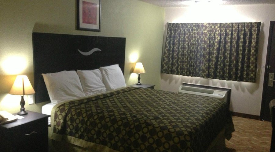 Americas Best Value Inn Suites Kansas City — Guest room