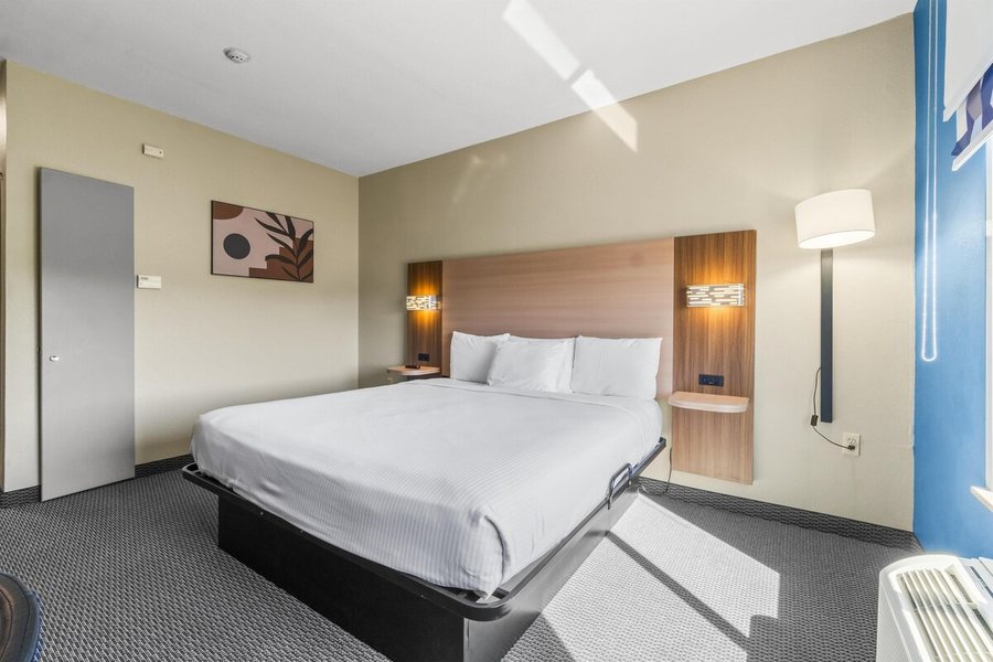 Americas Best Value Inn Suites Livingston — Guest room