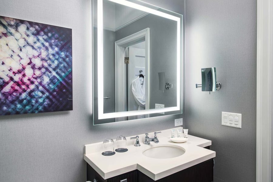 Americas Best Value Inn Suites SOMA — Bathroom