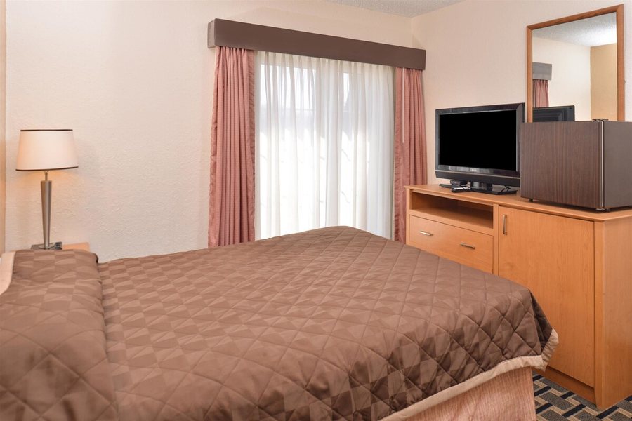 Americas Best Value Inn Suites St Cloud — Guest room