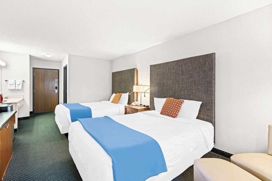 Americas Best Value Inn Tahquamenon Country — Guest room
