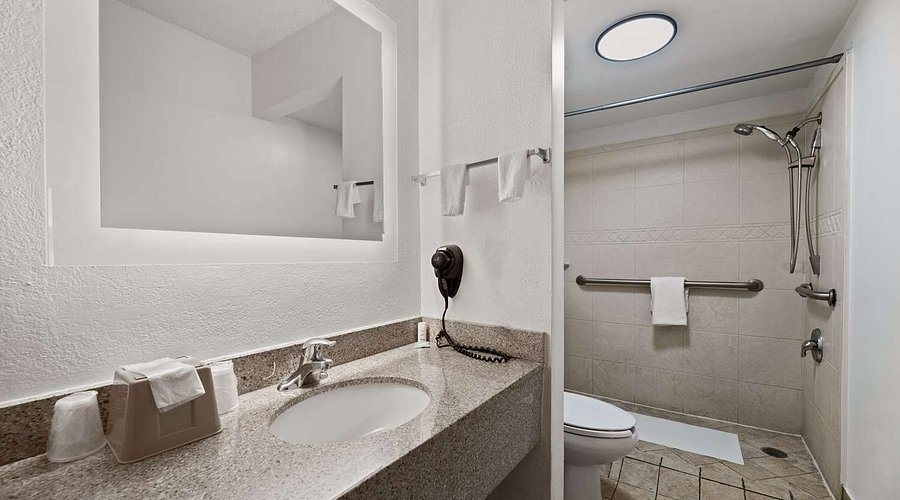 Americas Best Value Inn The Legends Inn — Bathroom