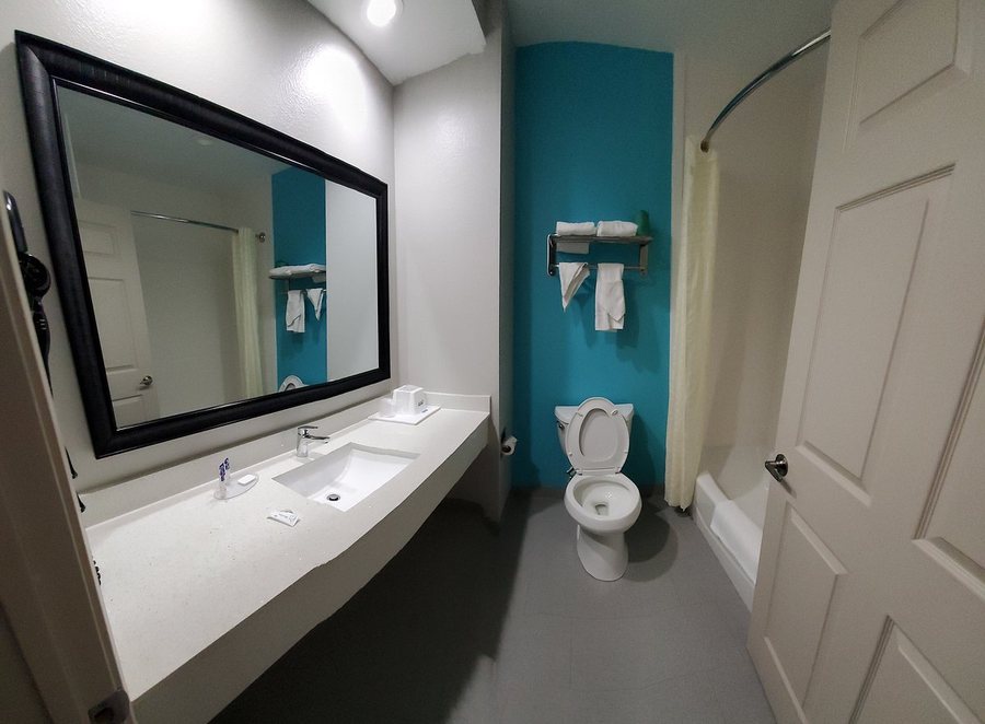 Americas Best Value Inn Wall — Bathroom