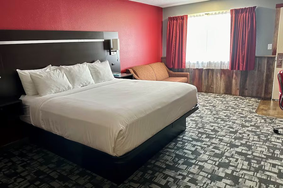 Americas Best Value Inn Wall — Guest room