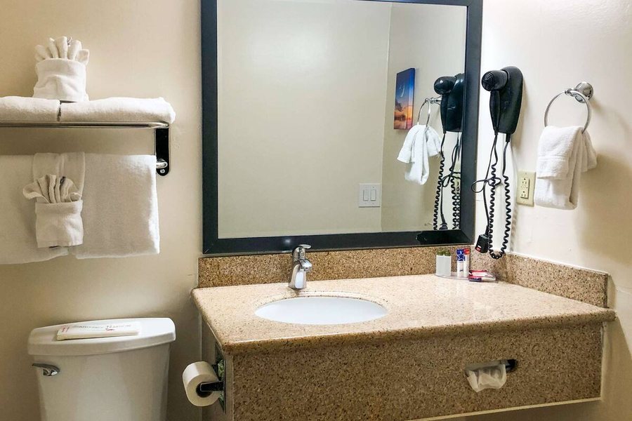 Americas Best Value Presidents Inn on Munras — Bathroom