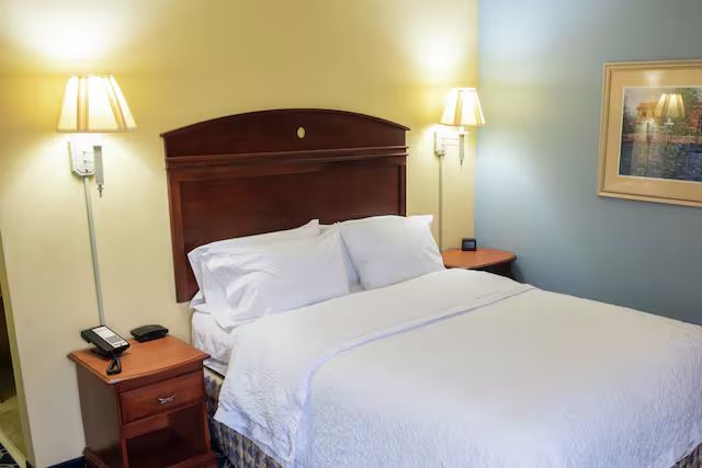 Americas Inn Bardstown — Guest room