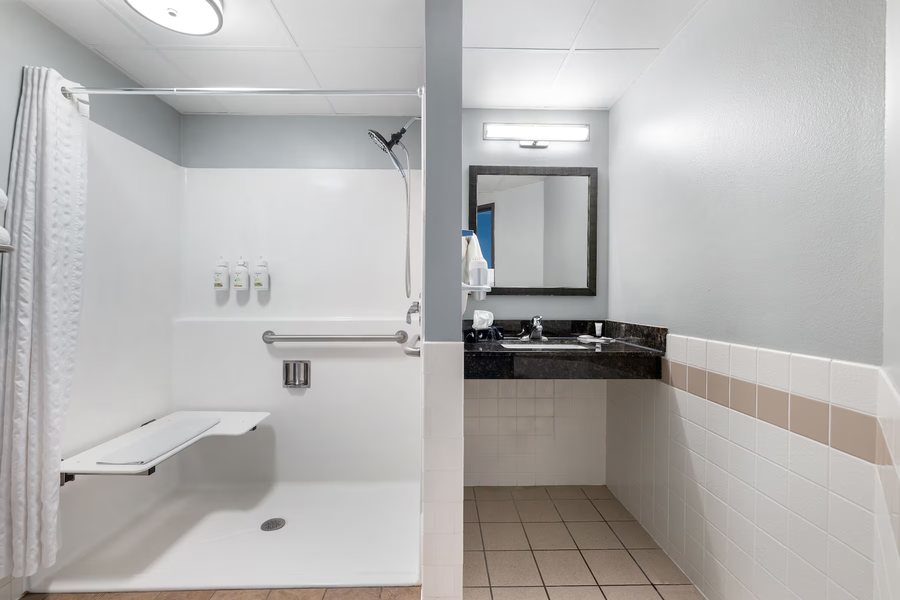 Americinn By Wyndham Aberdeen — Bathroom