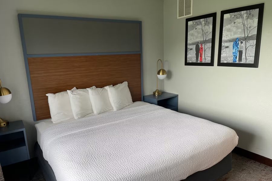 AmericInn by Wyndham Ankeny Des Moines — Guest room