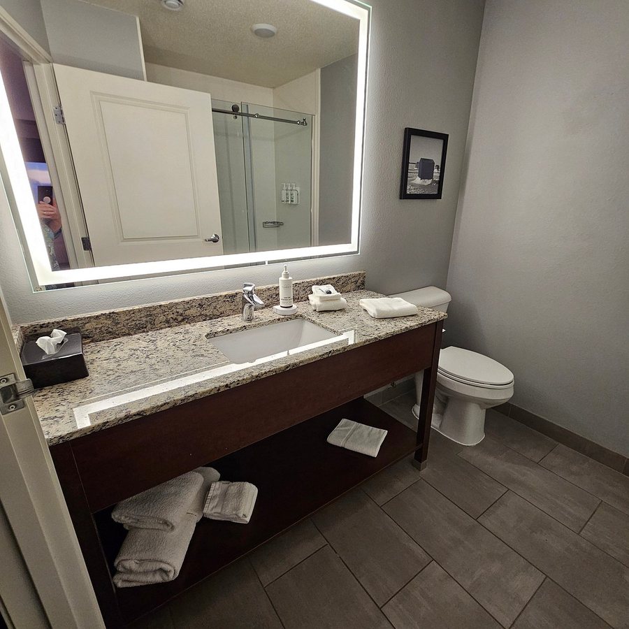 AmericInn by Wyndham Baudette — Bathroom