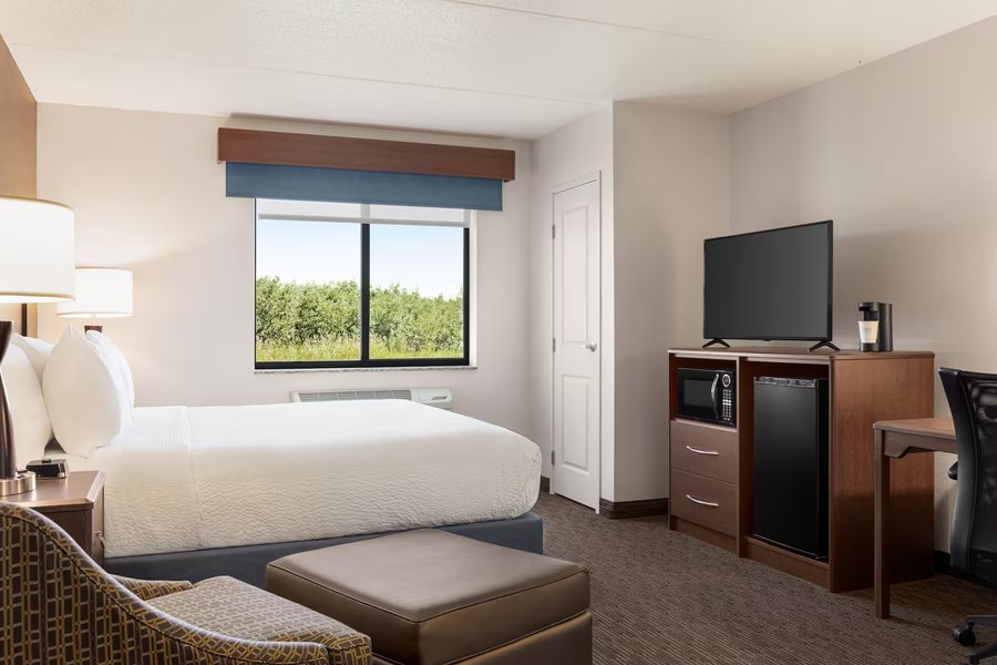 AmericInn by Wyndham Baudette — Guest room