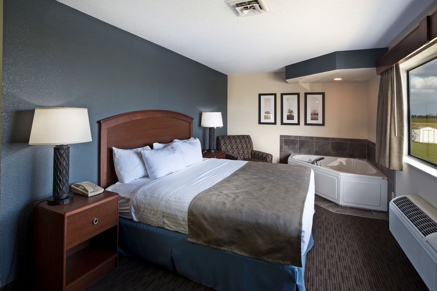 AmericInn by Wyndham Bay City Bay City Michigan — Guest room