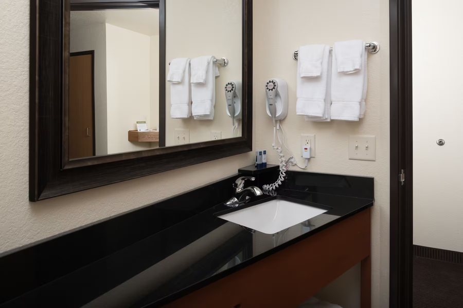 AmericInn by Wyndham Belle Fourche — Bathroom