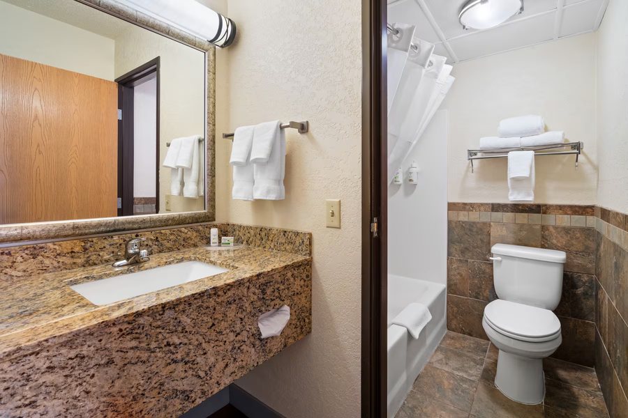AmericInn by Wyndham Beulah Beulah North Dakota — Bathroom