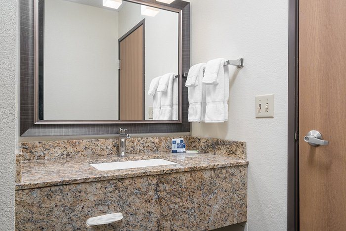 AmericInn by Wyndham Bismarck — Bathroom