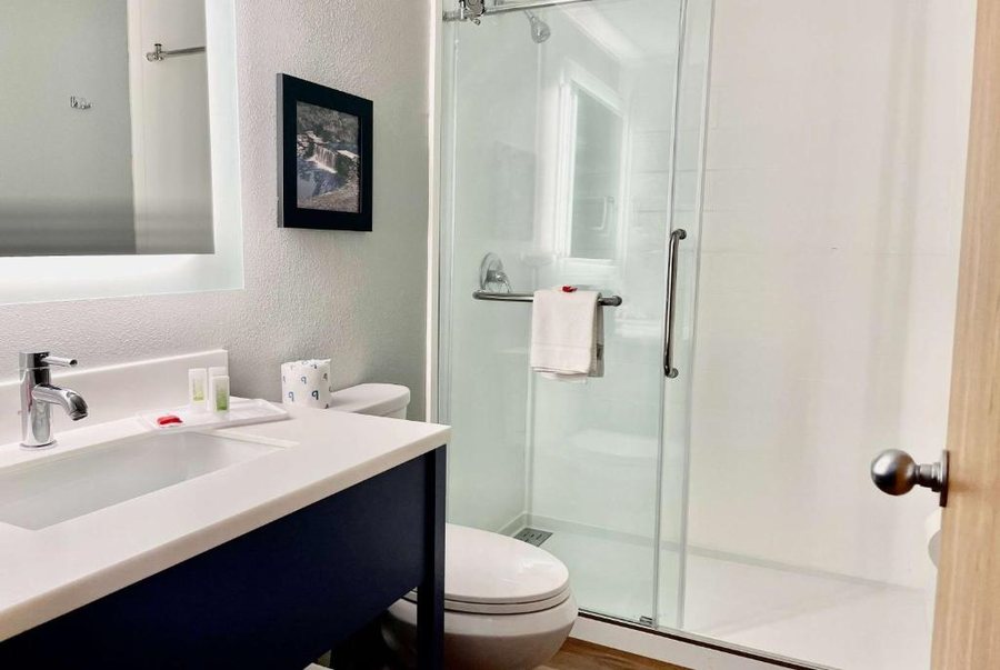 Americinn By Wyndham Branson Conference Center — Bathroom