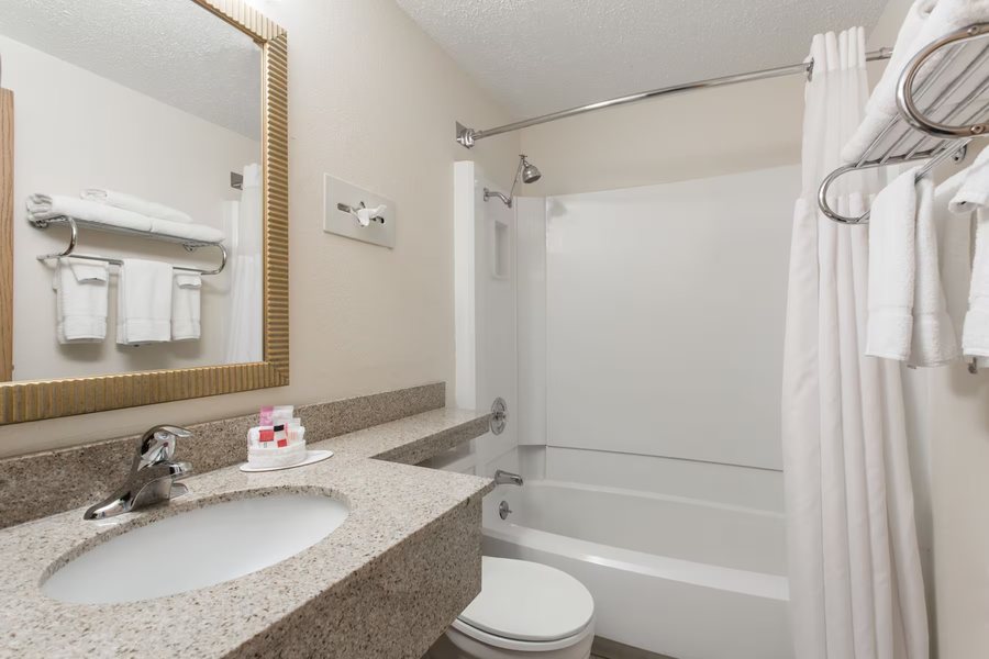 AmericInn by Wyndham Casper Event Center Area — Bathroom
