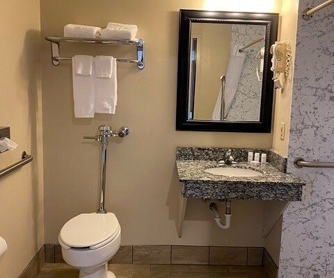 AmericInn by Wyndham Cedar Rapids North — Bathroom