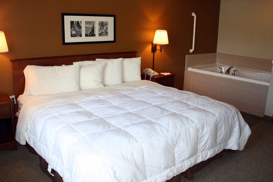 AmericInn by Wyndham Charlevoix — Guest room